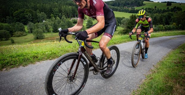 Dramatický závěr Gravel Tour Hlinsko přinesl vítězství Adela