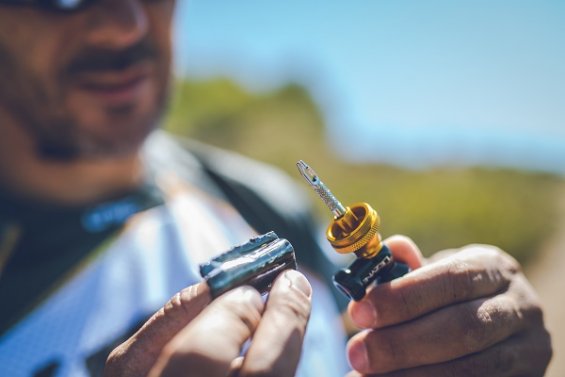 Lezyne Tubeless CO2 Blaster - kompakt eszköz a hibák eltávolításához