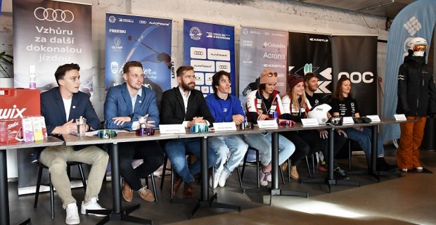 Akrobatičtí lyžaři na startu sezóny - Kästle a POC u toho