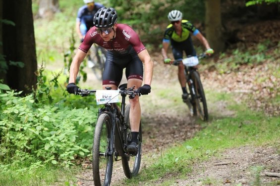 Adel si druhým místem ve Varech zajistil celkové vítězství v ČP MTB maratonu