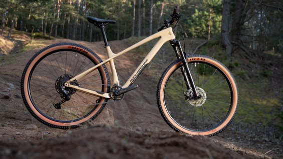 Rock Machine uvádí na trh novou řadu lehkých karbonových trailbiků Blizz Cr