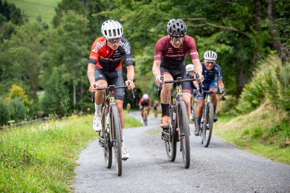Dramatický závěr Gravel Tour Hlinsko přinesl vítězství Adela