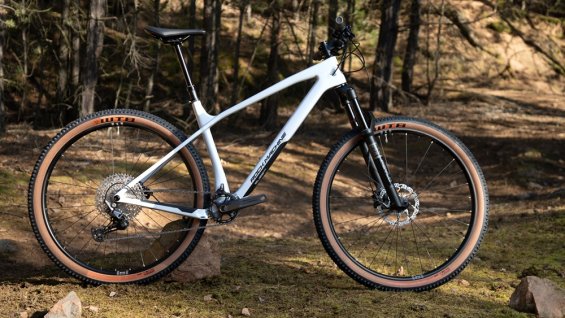 Rock Machine uvádí na trh novou řadu lehkých karbonových trailbiků Blizz Cr