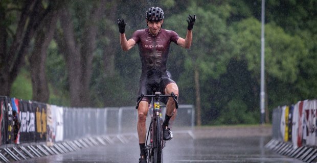 Dramatický závěr Gravel Tour Hlinsko přinesl vítězství Adela