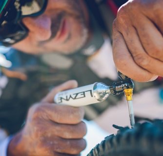 Lezyne Tubeless CO2 Blaster - kompakt eszköz a hibák eltávolításához