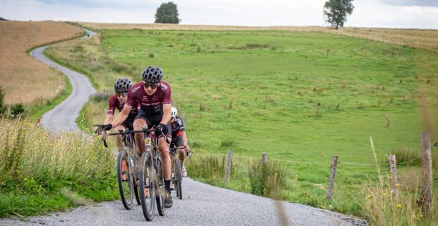 Dramatický závěr Gravel Tour Hlinsko přinesl vítězství Adela