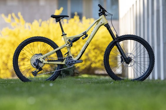 Adam Maxa zvítězil ve Světovém poháru UCI Enduro v Comblouxu