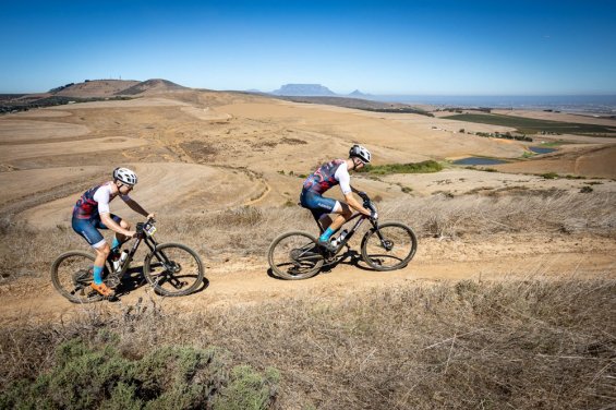 Čeští „lvi“ míří do afrického pekla. Superior Lions startují na Cape Epic s ambicí na elitní desítku
