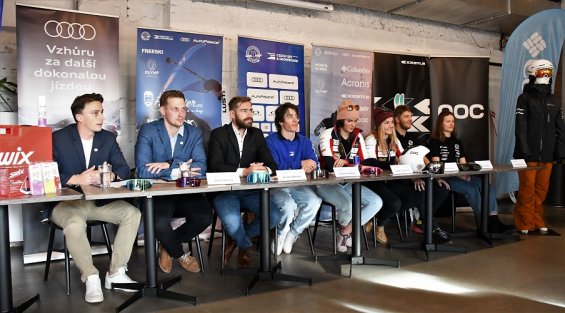 Akrobatičtí lyžaři na startu sezóny - Kästle a POC u toho